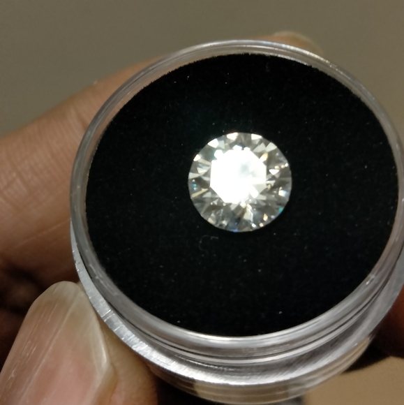 Moissanite lab grown 2ct. round brilliant cut diamond - Picture 5 of 12